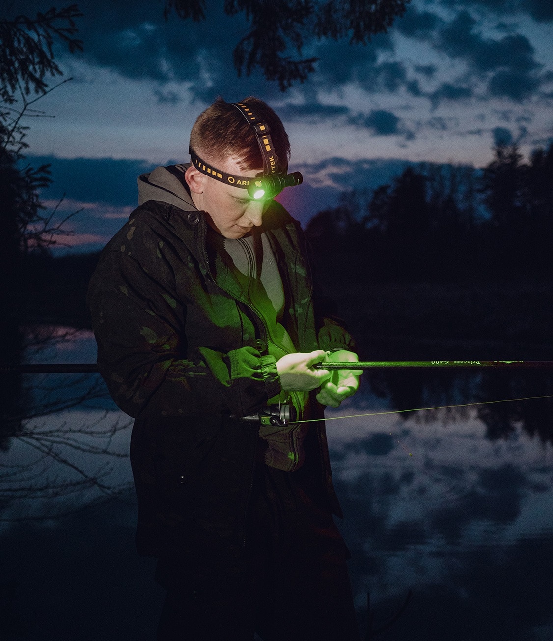 Latarka czołowa i kątowa Armytek Wizard C2 WG Magnet USB White PCB - 1100 lumenów