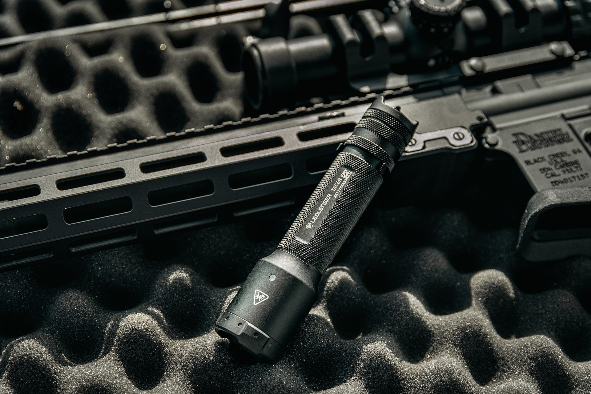 Ліхтарик Ledlenser TAC6R Black - 2000 люменів