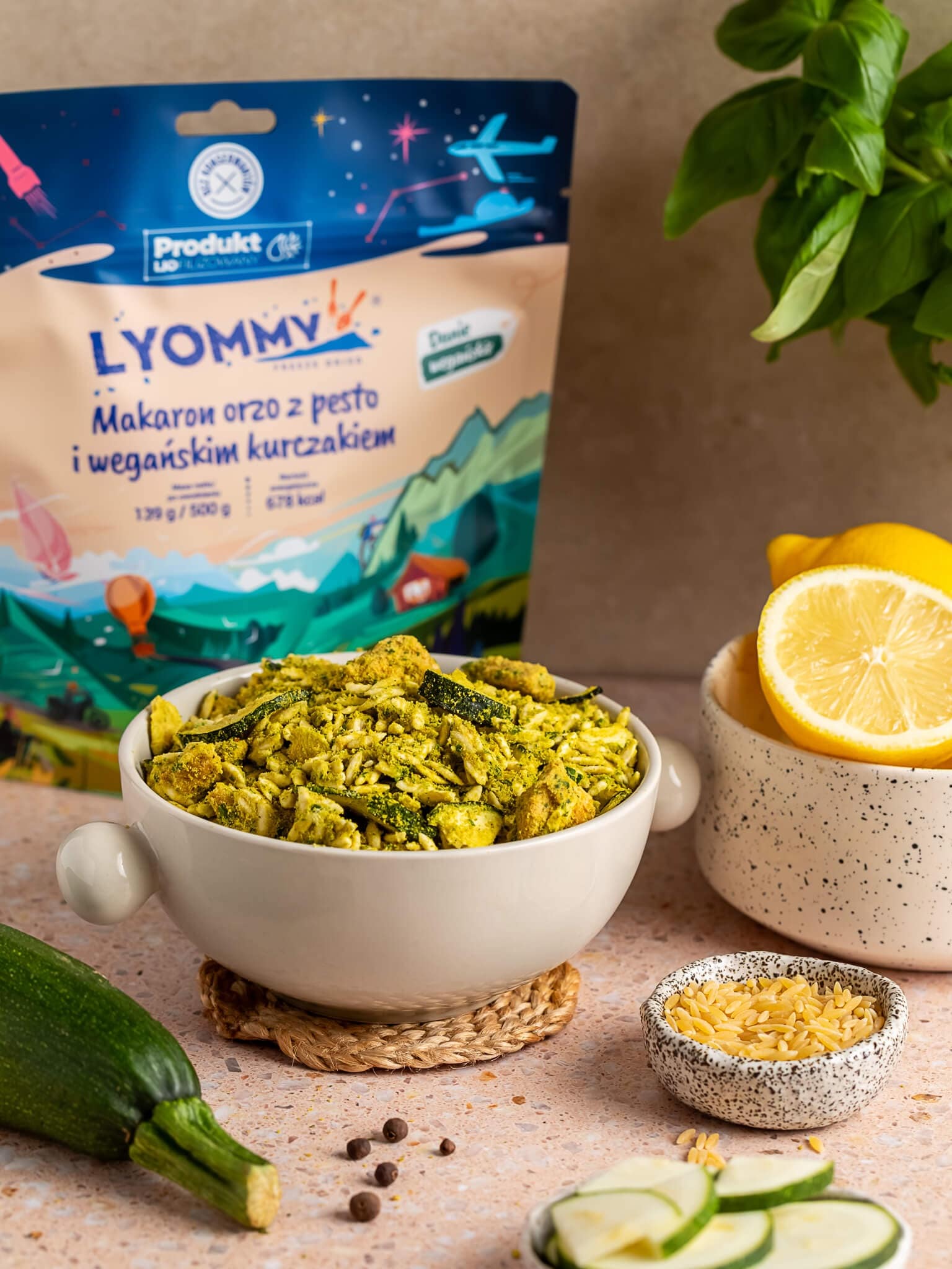 Żywność liofilizowana Lyommy Makaron orzo z pesto i wegańskim kurczakiem 139 g/678 kcal