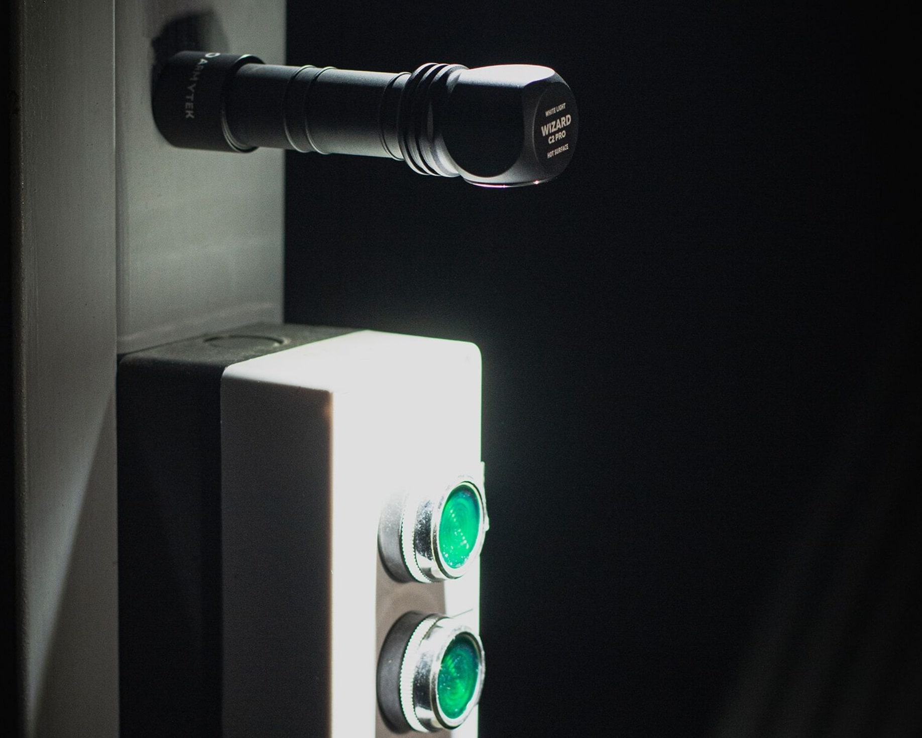 Latarka czołowa i kątowa Armytek Wizard C2 Pro Magnet USB Warm 3w1 PCB - 2330 lumenów