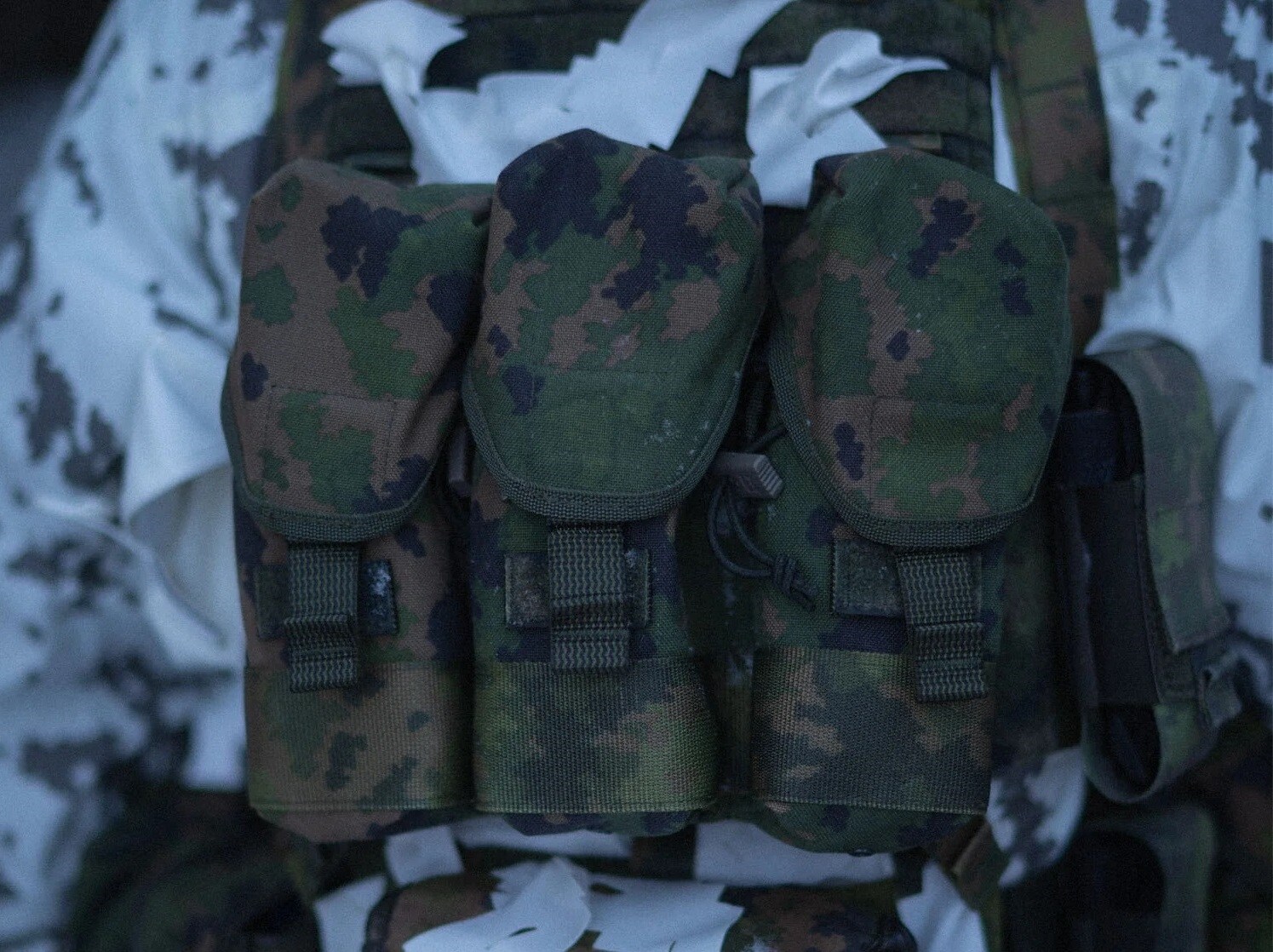 Panel z ładownicami Savotta Varjelus 3x2 AR15-AK Placard - M05 Finnish Woodland Camo