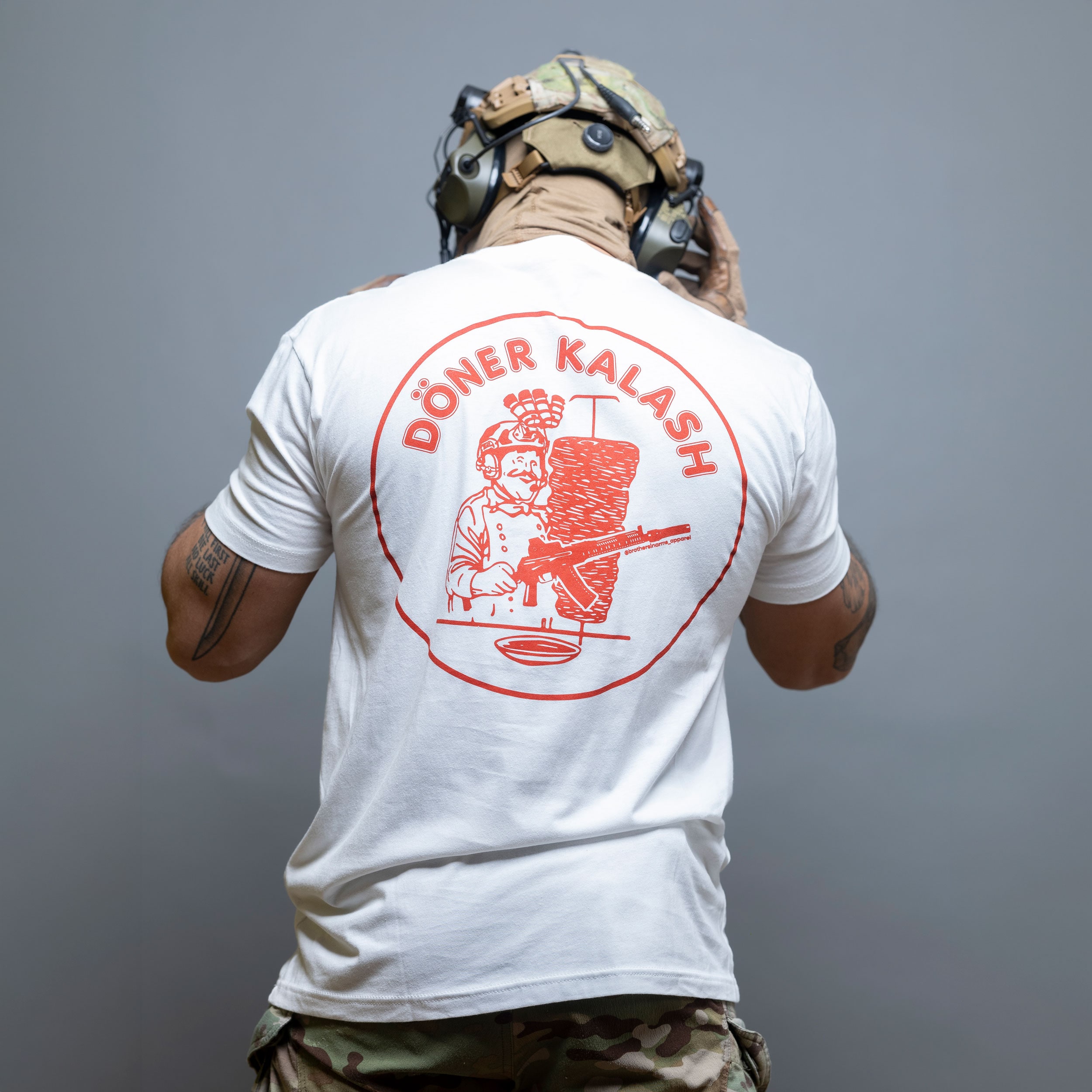Футболка Döner Kalash Spicy Brothers In Arms - White