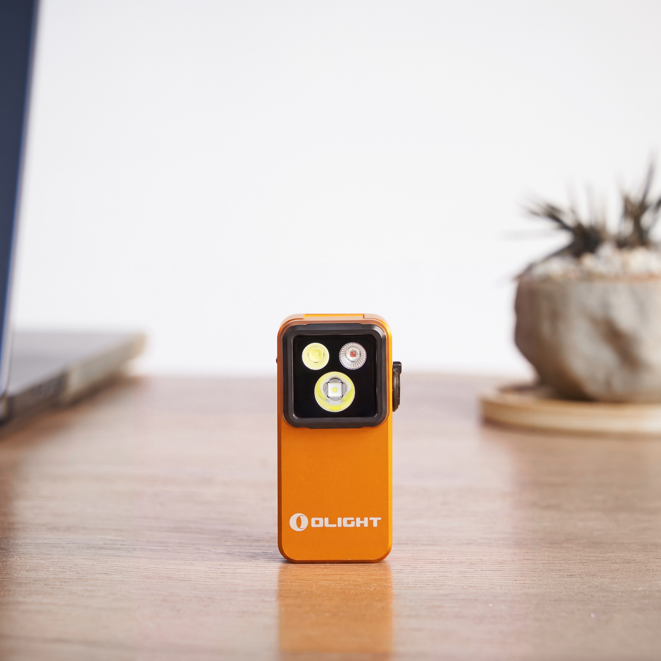 Latarka akumulatorowa Olight Oclip 2 Pro Orange - 530 lumenów