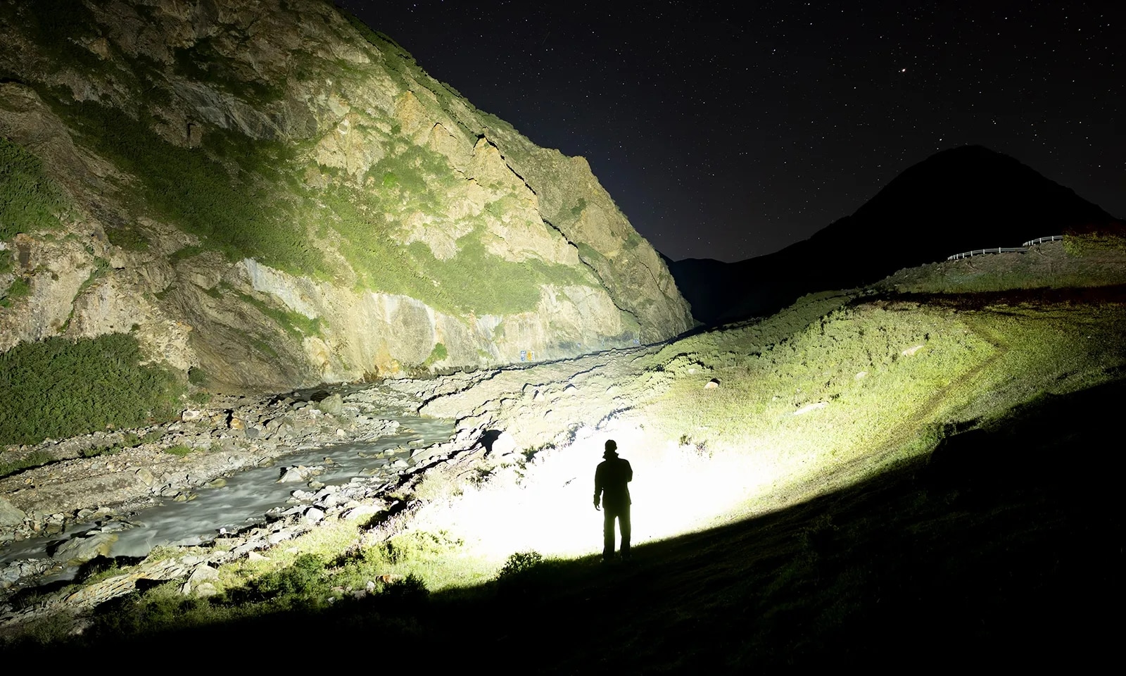 Latarka akumulatorowa Olight Marauder 3 Cool White z funkcją powerbanku Black - 25000 lumenów, zasięg 1050 m