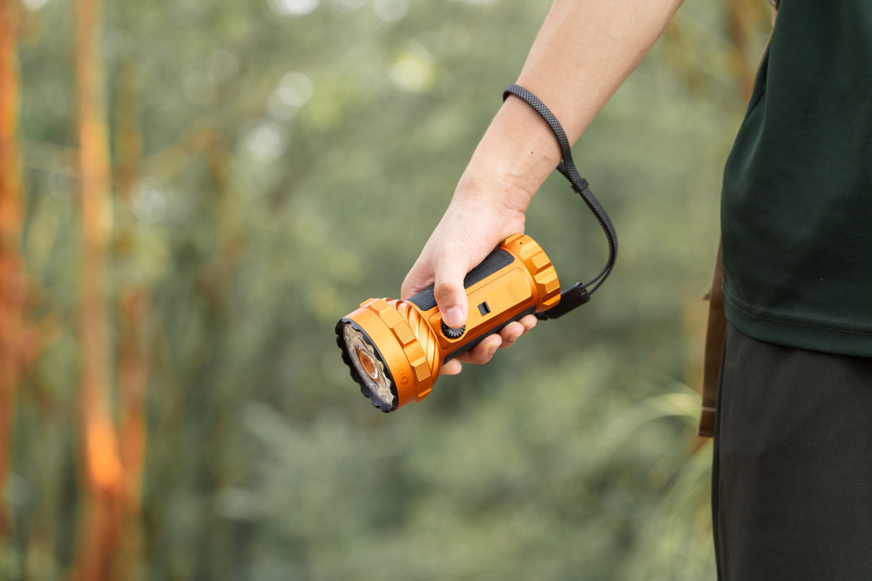 Latarka akumulatorowa Olight Marauder 3 Cool White z funkcją powerbanku Orange - 25000 lumenów, zasięg 1050 m