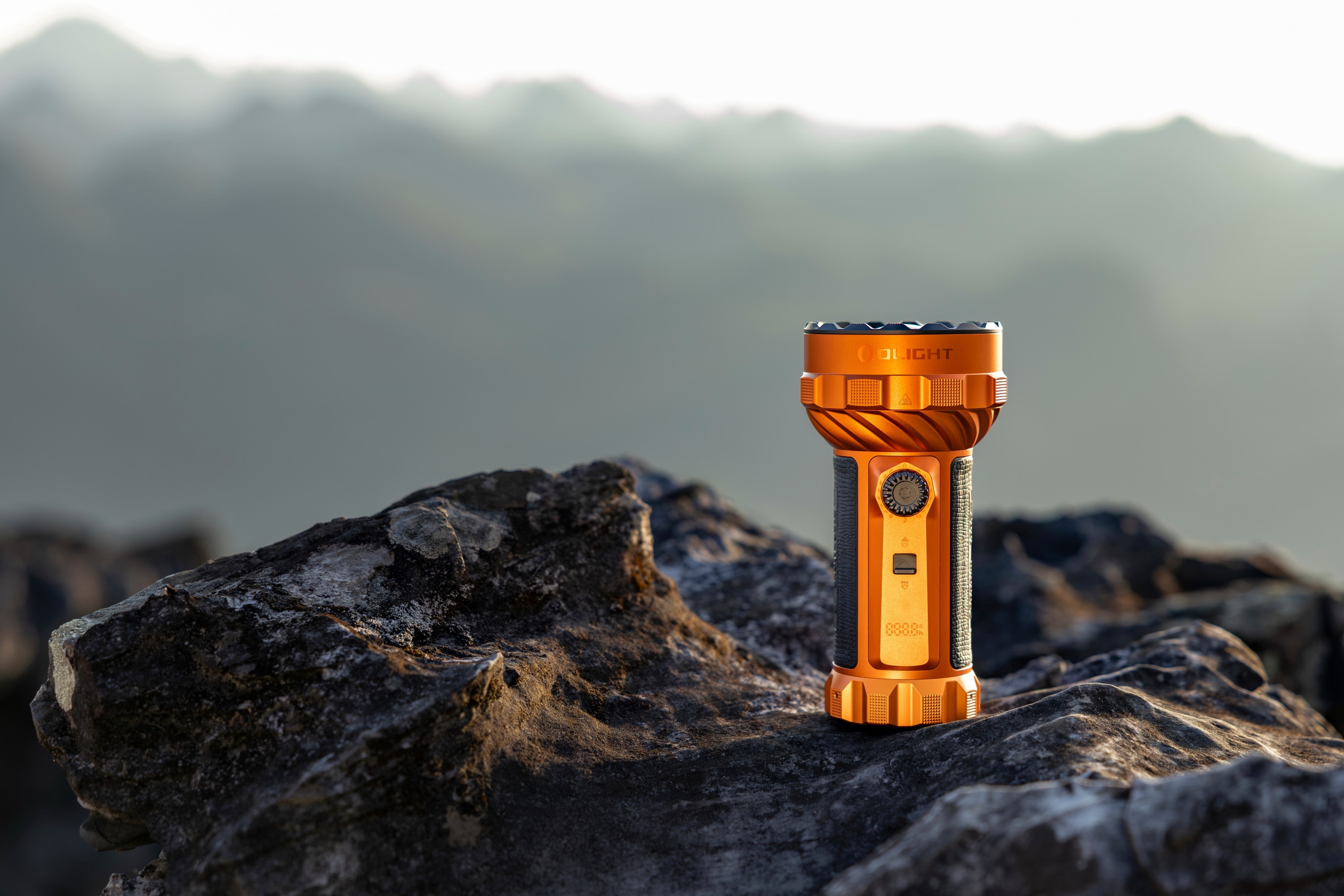 Latarka akumulatorowa Olight Marauder 3 Cool White z funkcją powerbanku Orange - 25000 lumenów, zasięg 1050 m