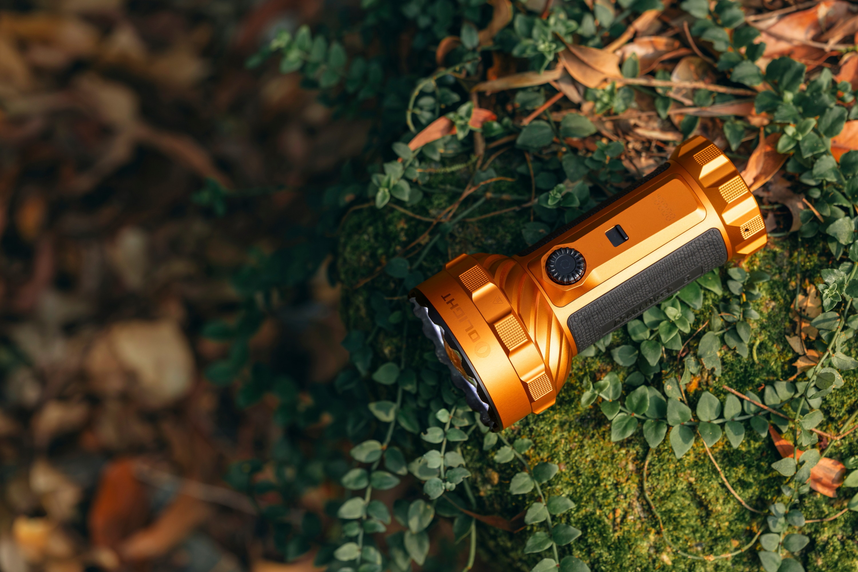 Latarka akumulatorowa Olight Marauder 3 Cool White z funkcją powerbanku Orange - 25000 lumenów, zasięg 1050 m