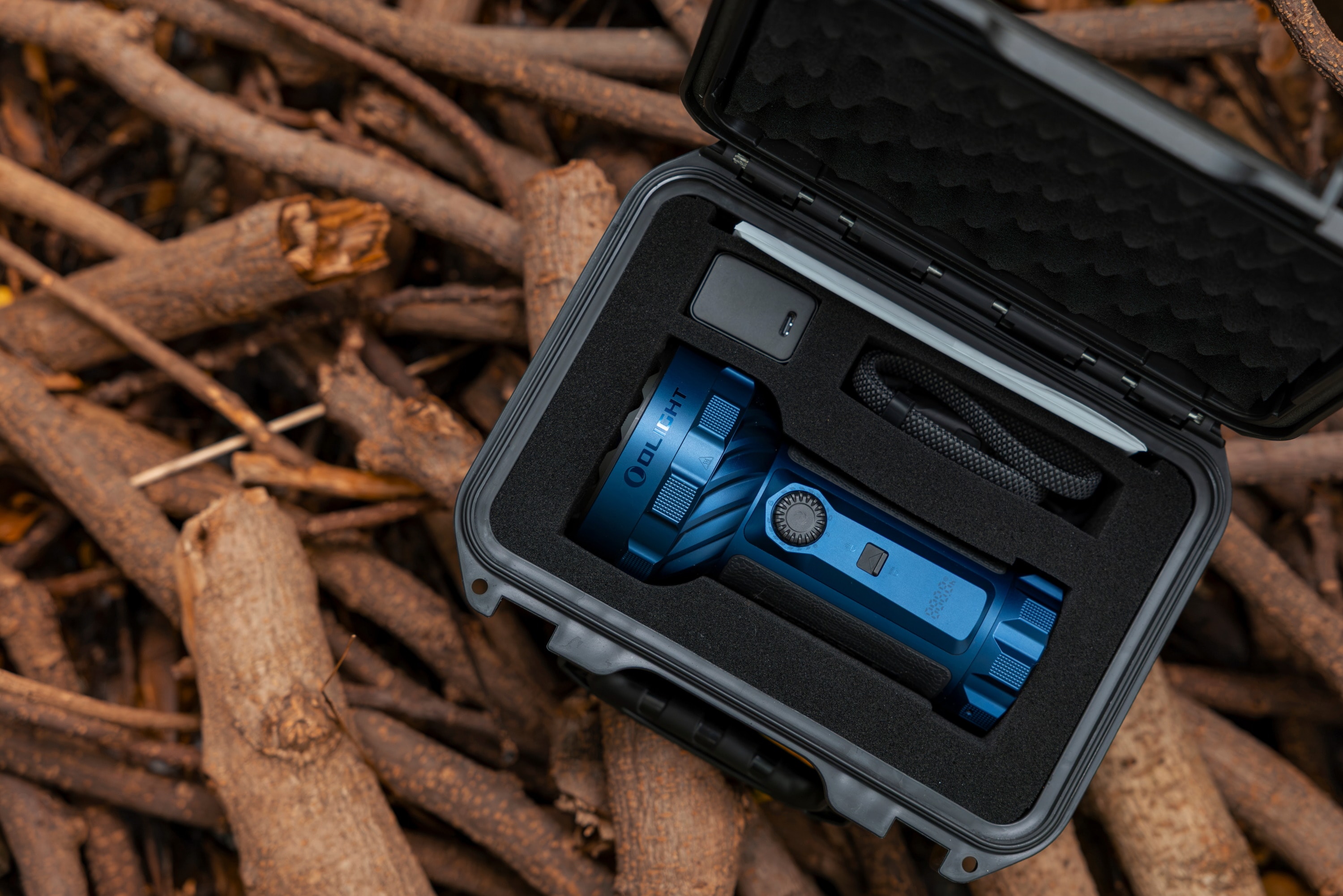 Latarka akumulatorowa Olight Marauder 3 Cool White z funkcją powerbanku Midnight Blue - 25000 lumenów, zasięg 1050 m
