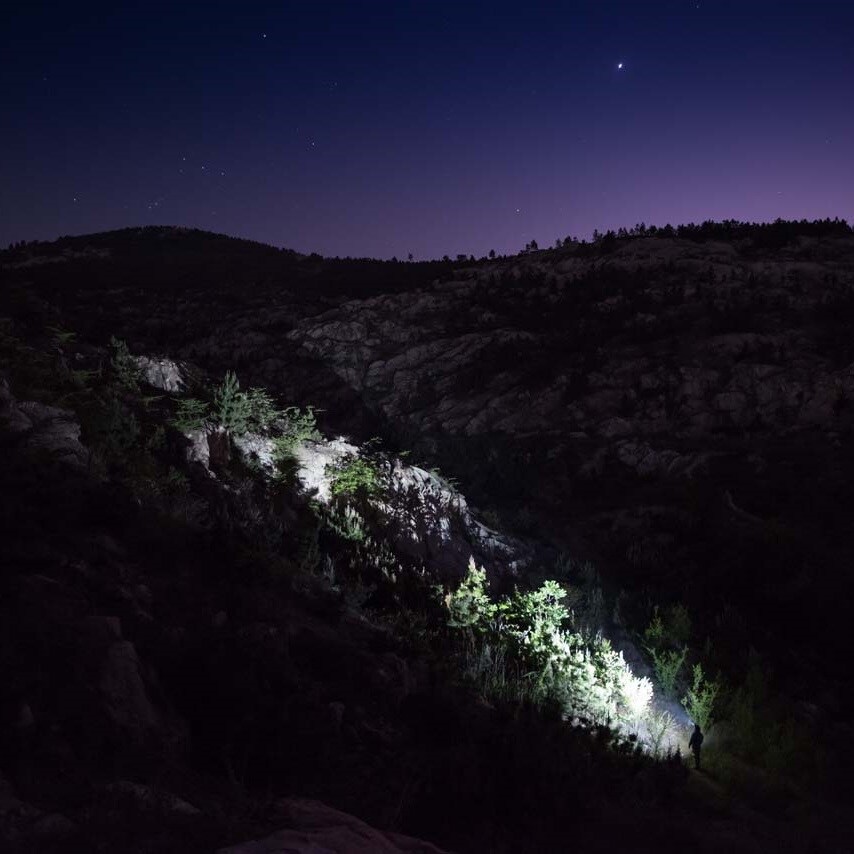 Latarka taktyczna kątowa Olight Perun Mini CW Desert Camo z opaską - 1000 lumenów