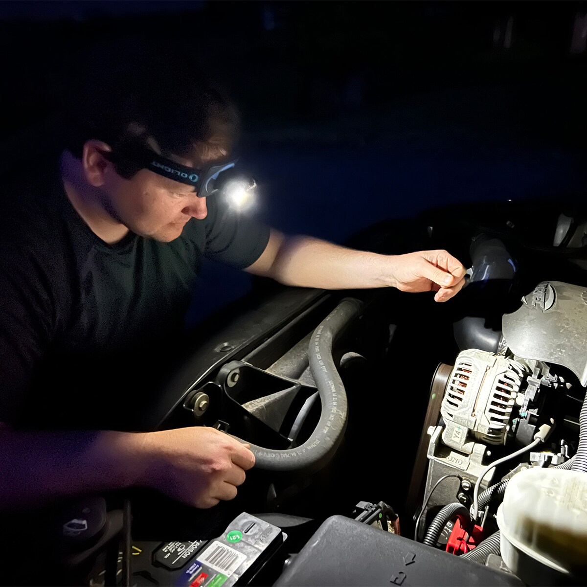 Latarka taktyczna kątowa Olight Perun Mini CW Desert Camo z opaską - 1000 lumenów