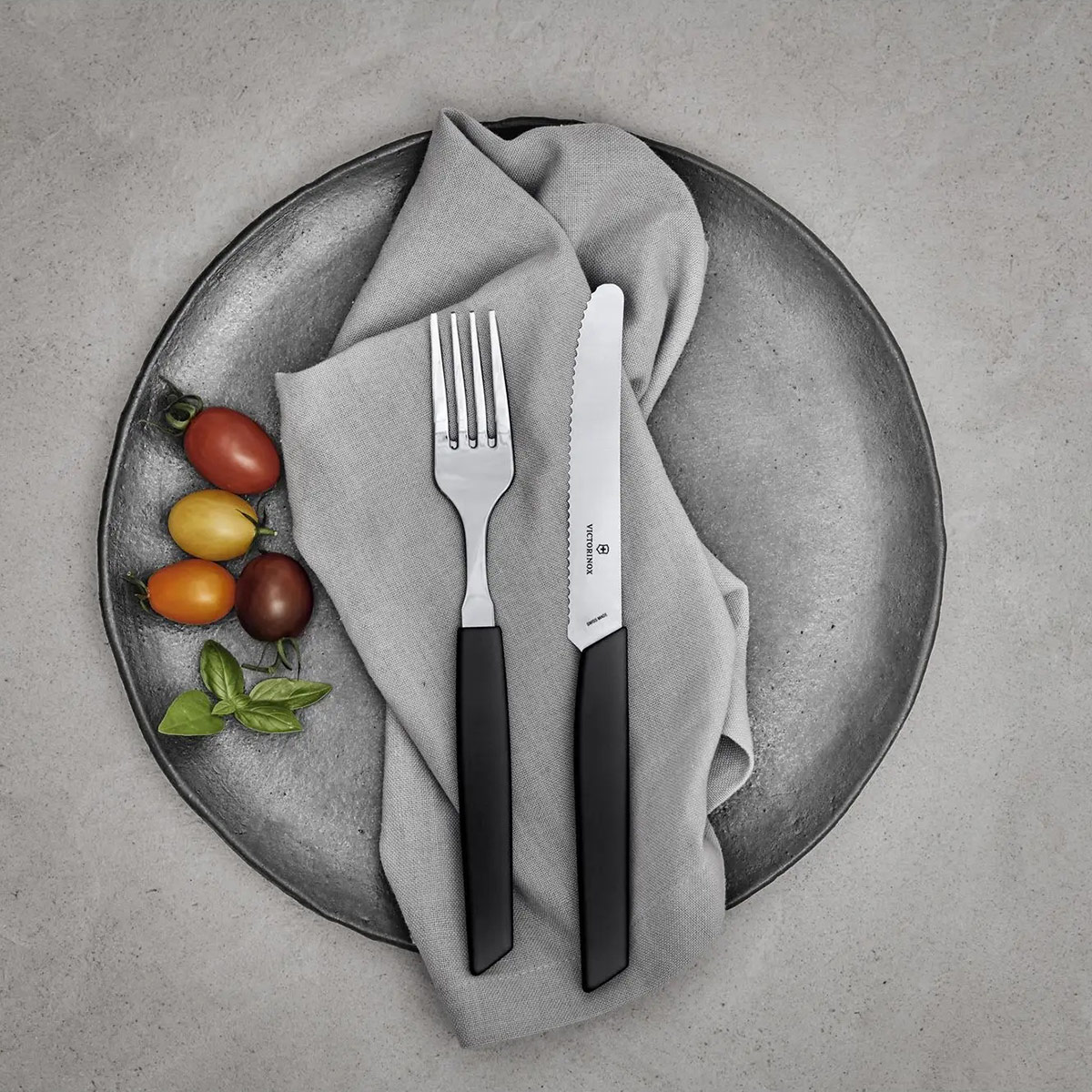 Nóż kuchenny Victorinox Swiss Modern Black 11 cm - ząbkowany z zaokrąglonym czubkiem