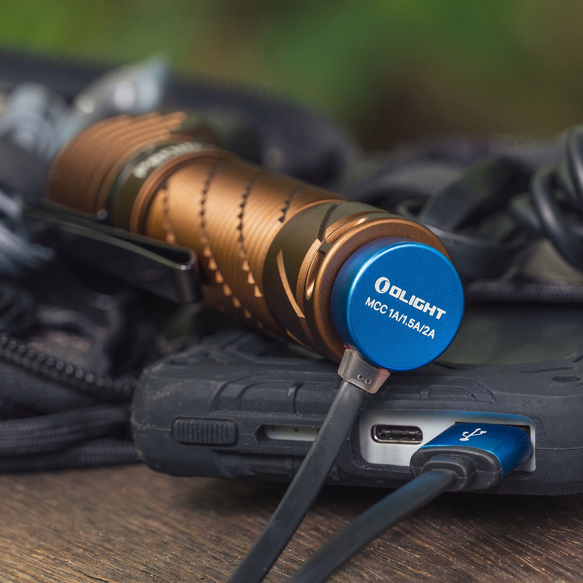 Latarka czołowa i kątowa Olight Perun 2 Cool White Kit Desert Tan z opaską - 2500 lumenów