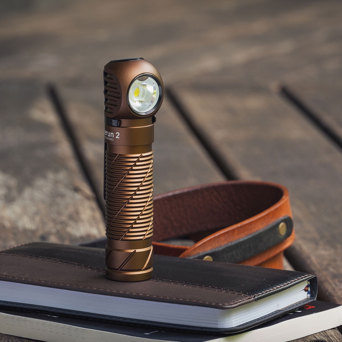 Latarka czołowa i kątowa Olight Perun 2 Cool White Kit Desert Tan z opaską - 2500 lumenów