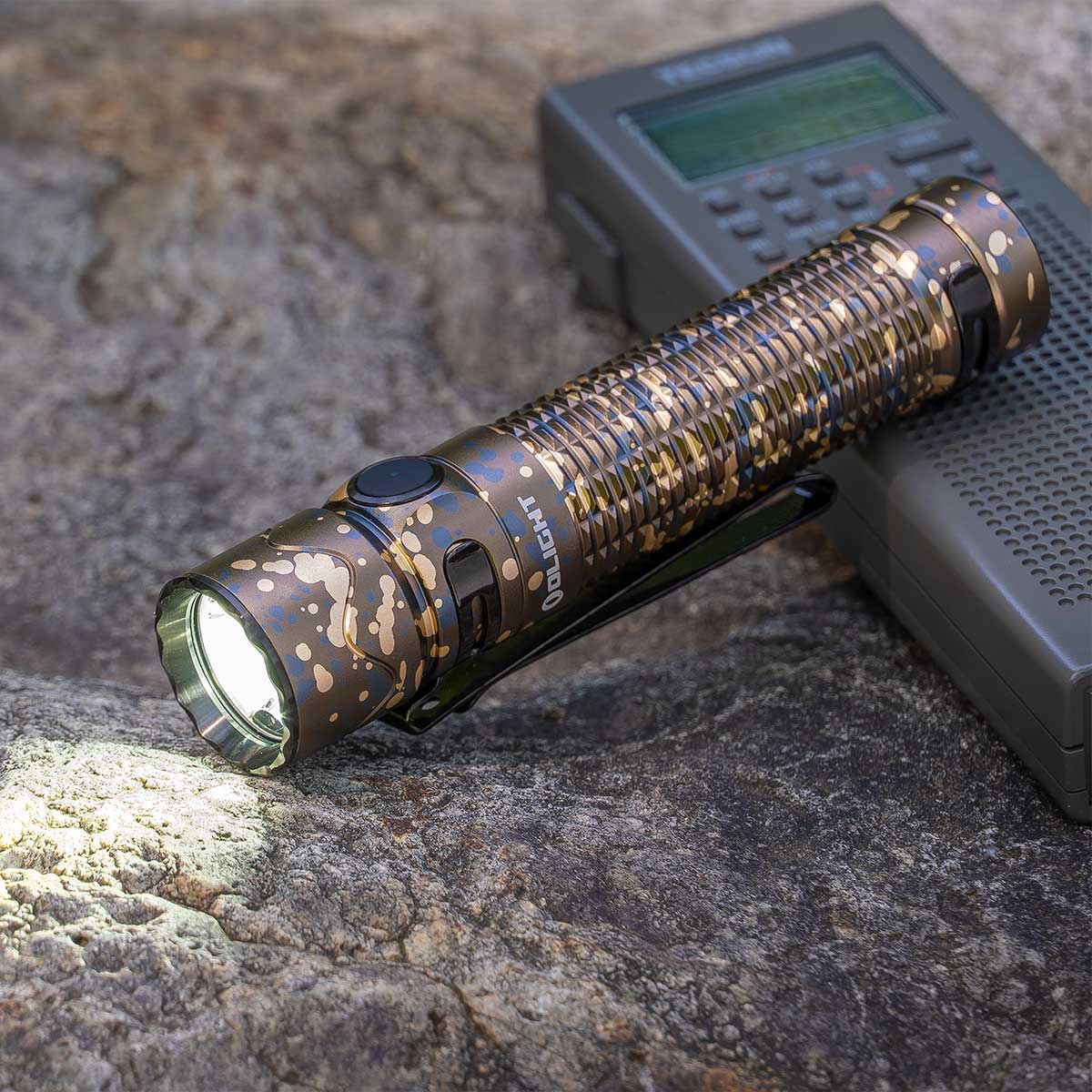 Latarka taktyczna Olight Warrior Mini 2 Desert Camouflage - 1750 lumenów
