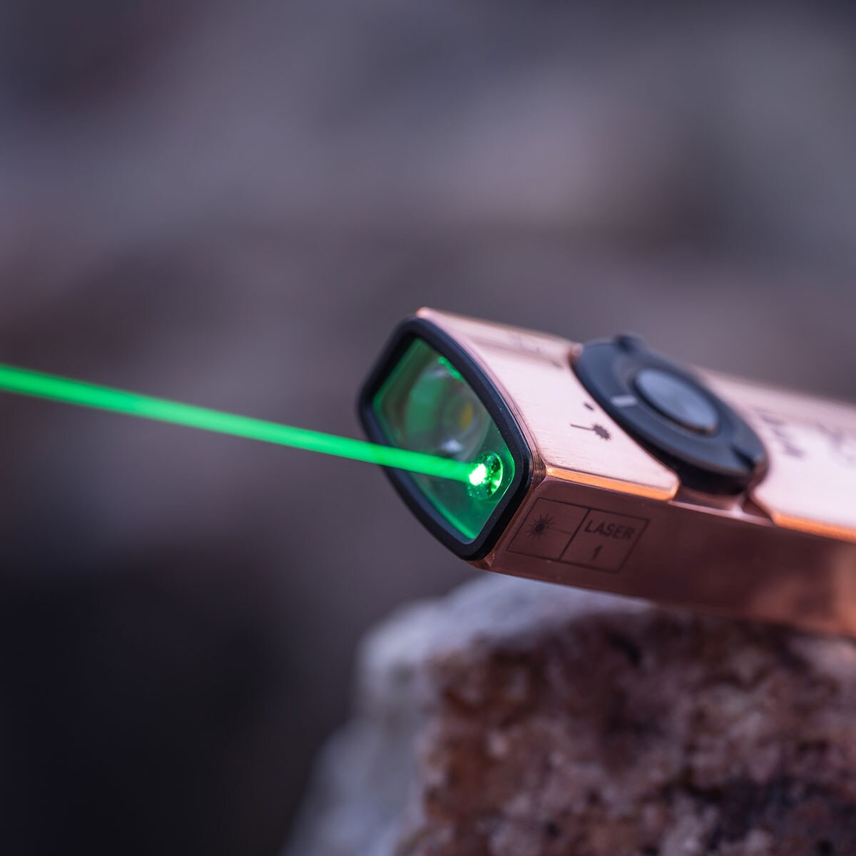 Latarka ze wskaźnikiem laserowym Olight Arkfeld Eternal 3 Copper - 1000 lumenów