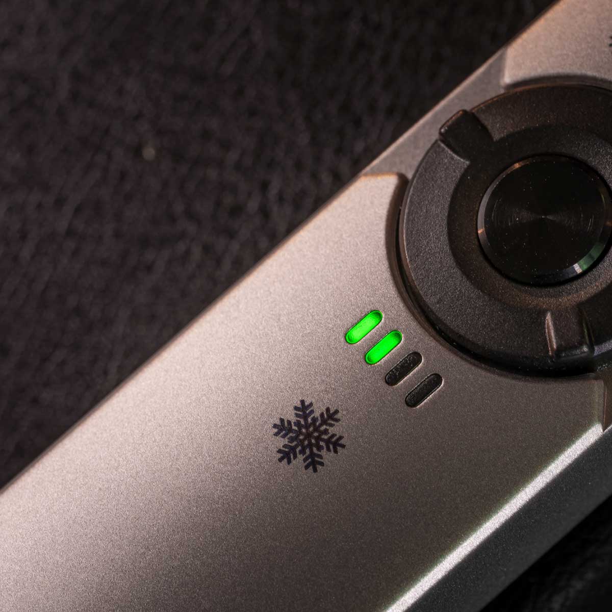 Latarka ze wskaźnikiem laserowym Olight Arkfeld Winter 3 Titanium - 1000 lumenów