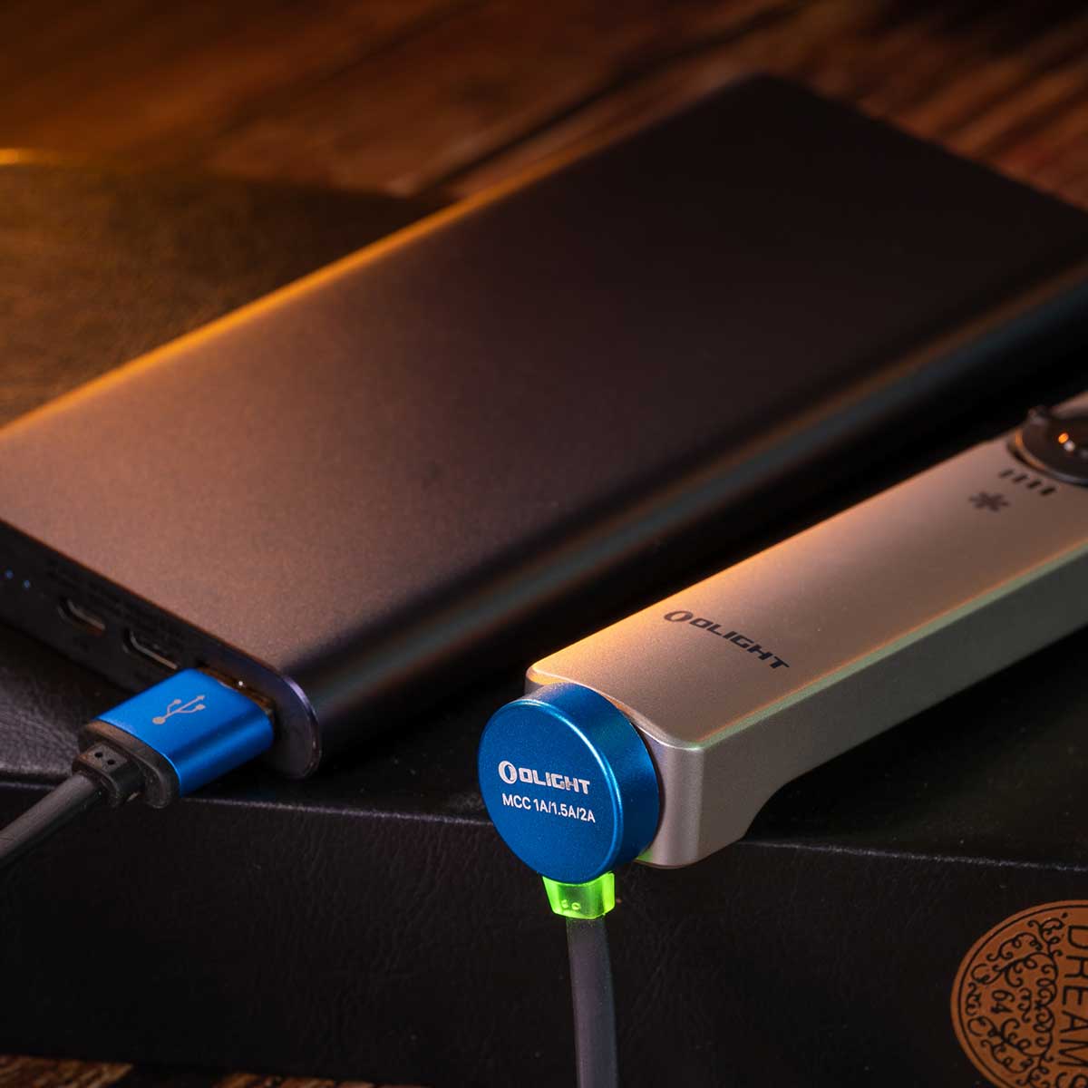 Latarka ze wskaźnikiem laserowym Olight Arkfeld Winter 3 Titanium - 1000 lumenów