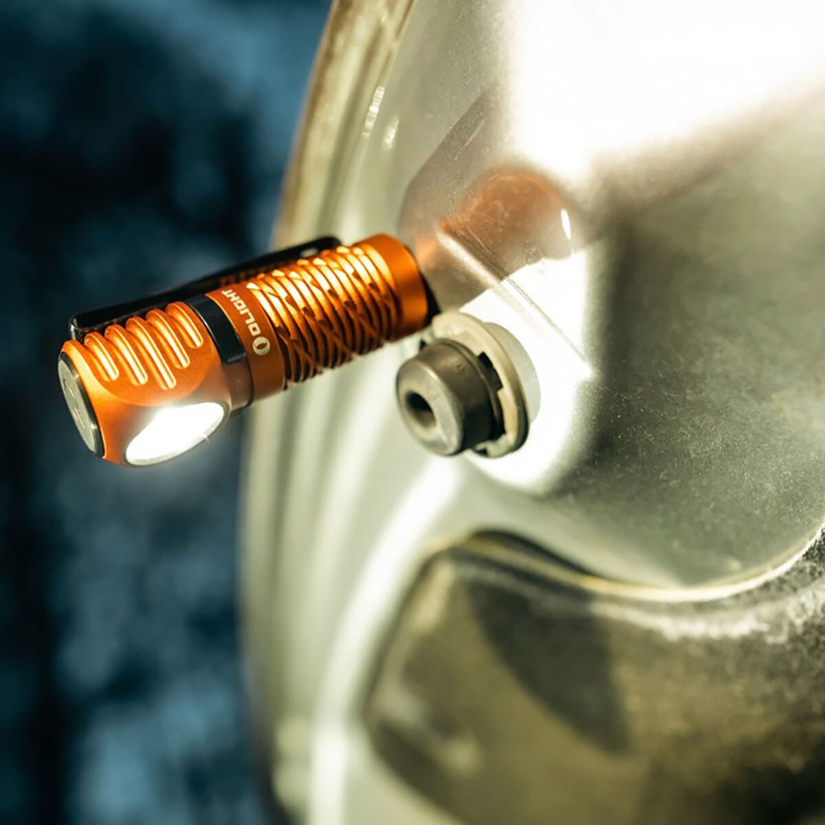 Latarka czołowa i kątowa Olight Perun 2 Mini Kit Orange z opaską - 1100 lumenów