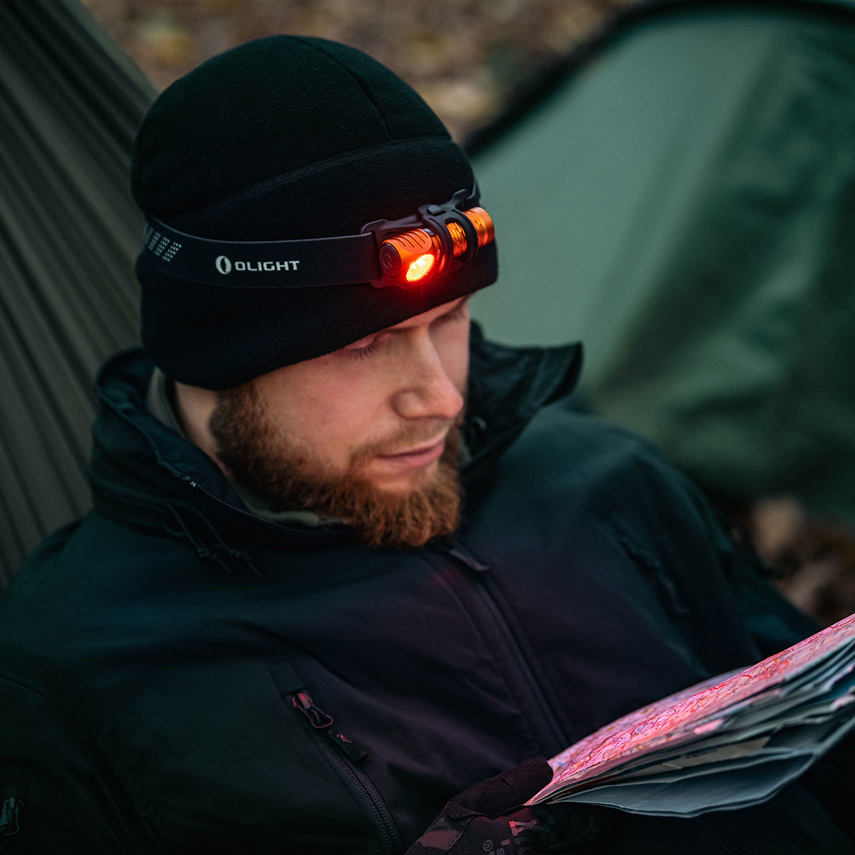 Latarka czołowa i kątowa Olight Perun 2 Mini Kit Orange z opaską - 1100 lumenów