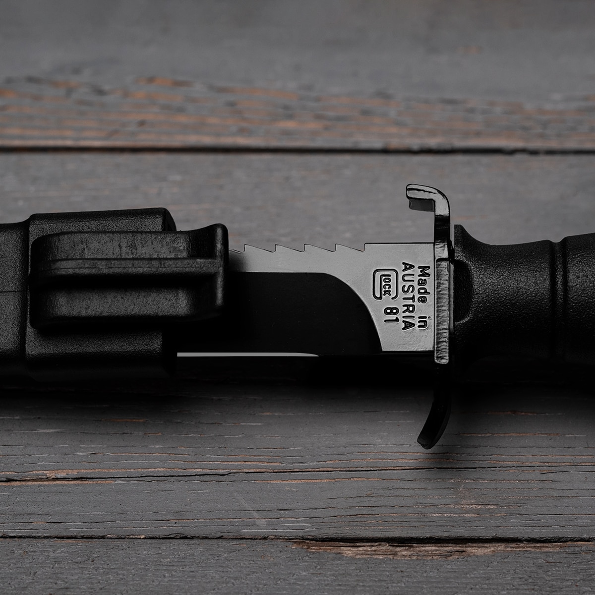 Військовий ніж Glock FM81 Black з пилкою