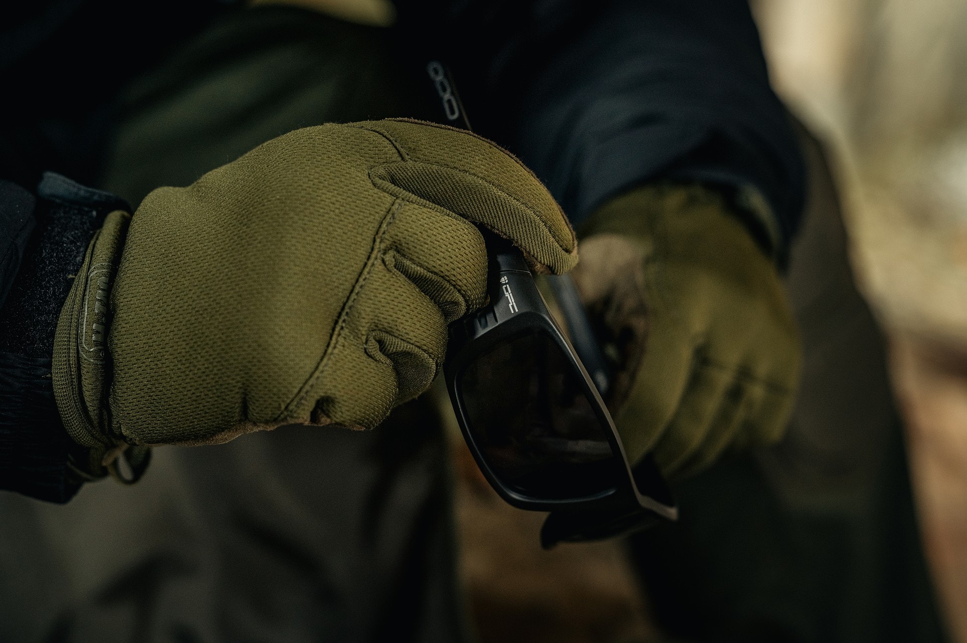 Okulary przeciwsłoneczne OPC Sport Everest Blk Mat Smoke z polaryzacją