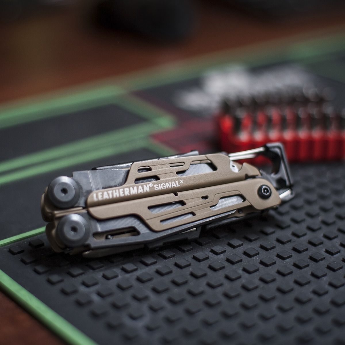 Multitool Leatherman Signal Coyote z kaburą - limitowana wersja