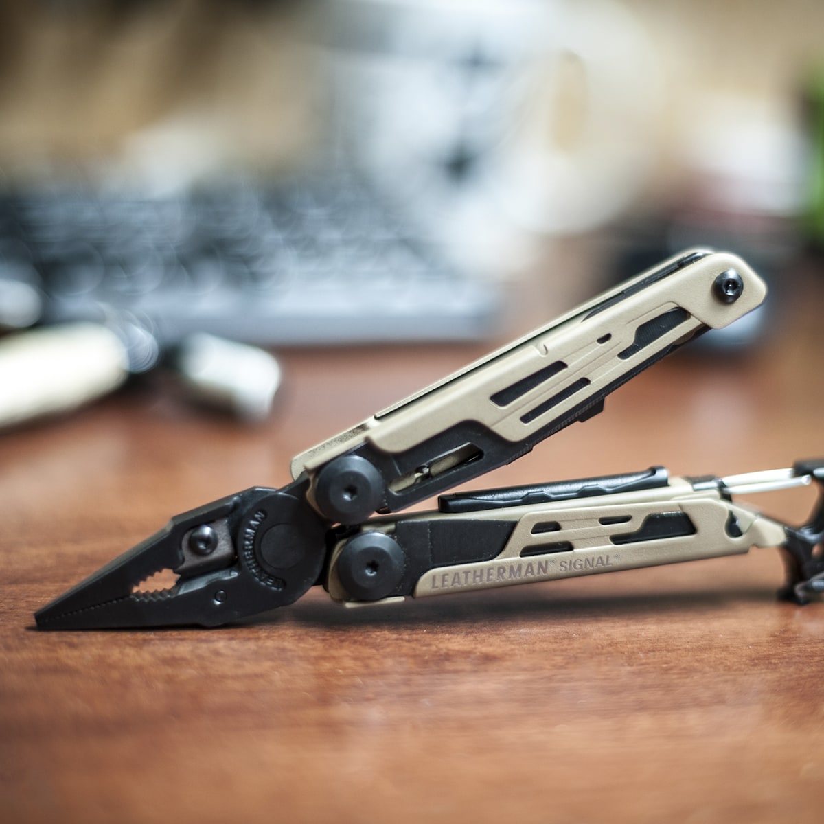 Multitool Leatherman Signal Coyote z kaburą - limitowana wersja