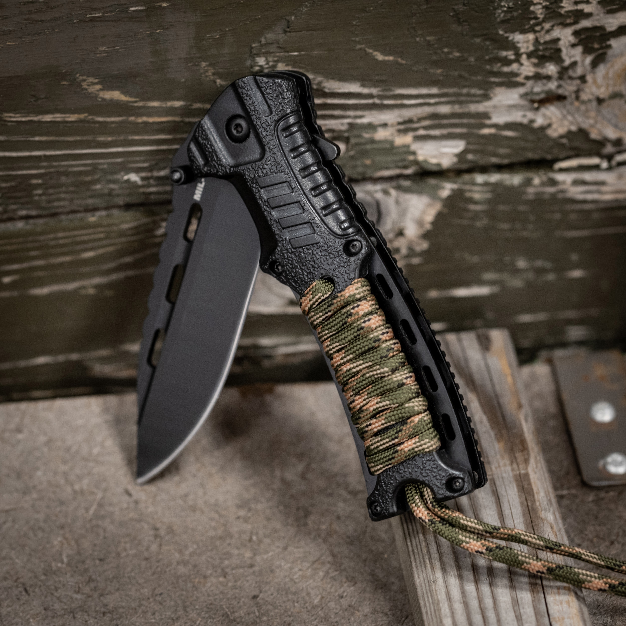 Nóż składany Mil-Tec Paracord z krzesiwem - Camo