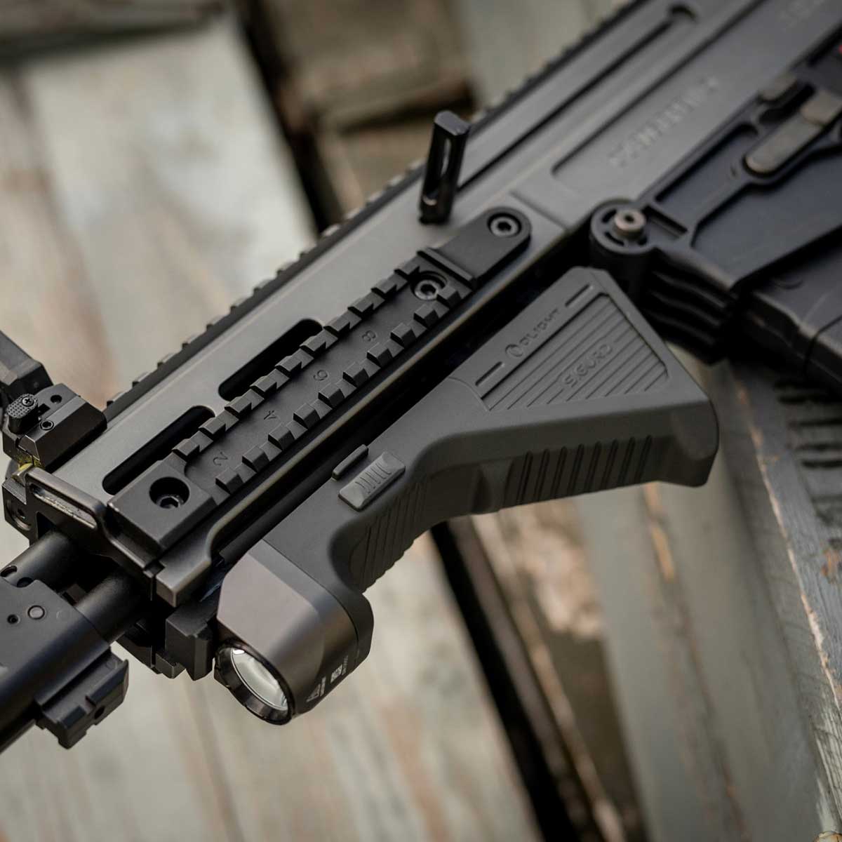Latarka taktyczna Olight Sigurd Gunmetal Grey - 1450 lumenów