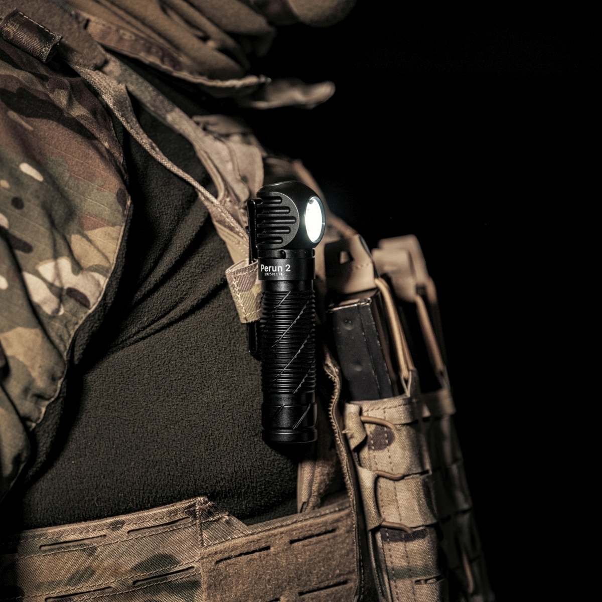 Latarka czołowa i kątowa Olight Perun 2 Cool White Kit Black z opaską - 2500 lumenów