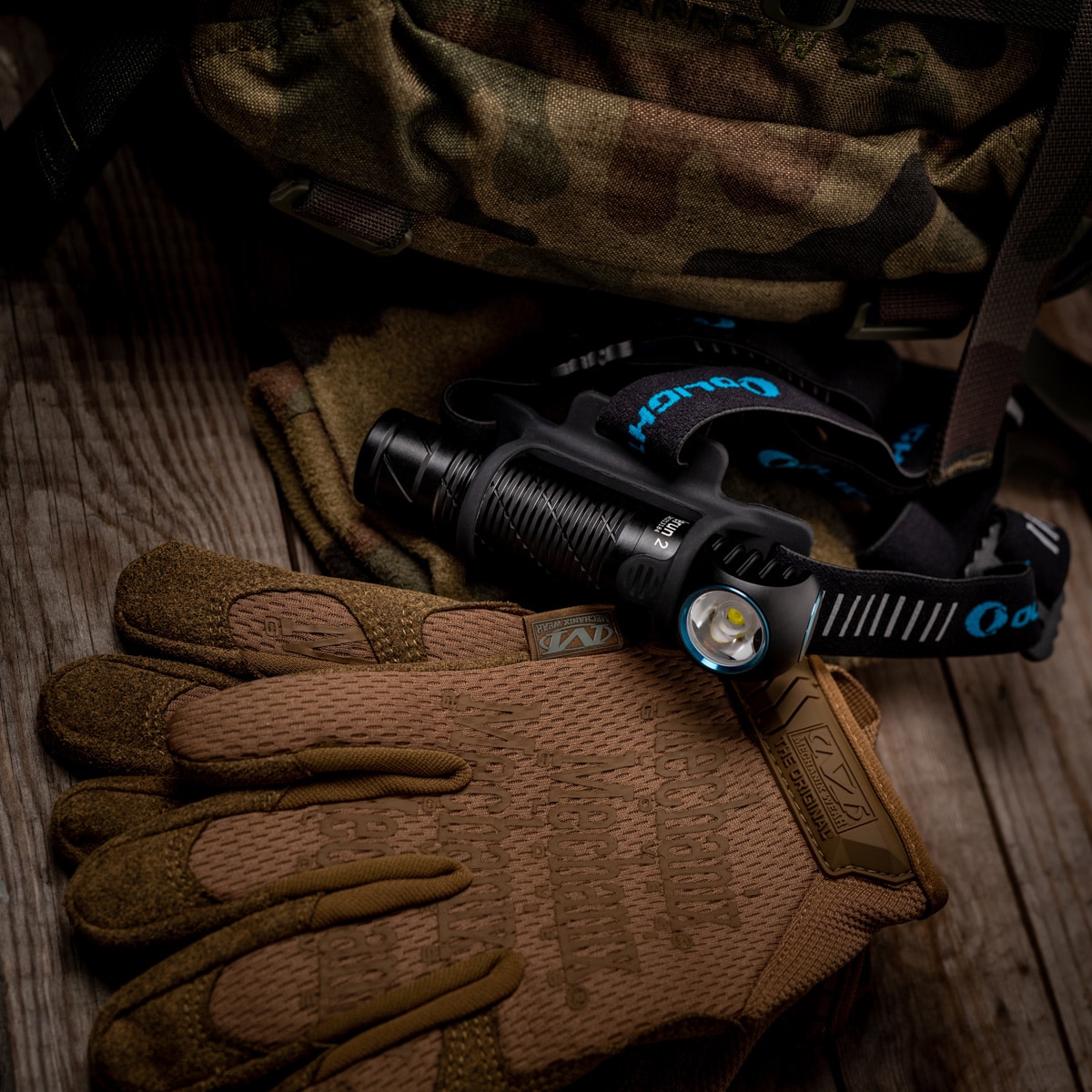 Latarka czołowa i kątowa Olight Perun 2 Cool White Kit Black z opaską - 2500 lumenów