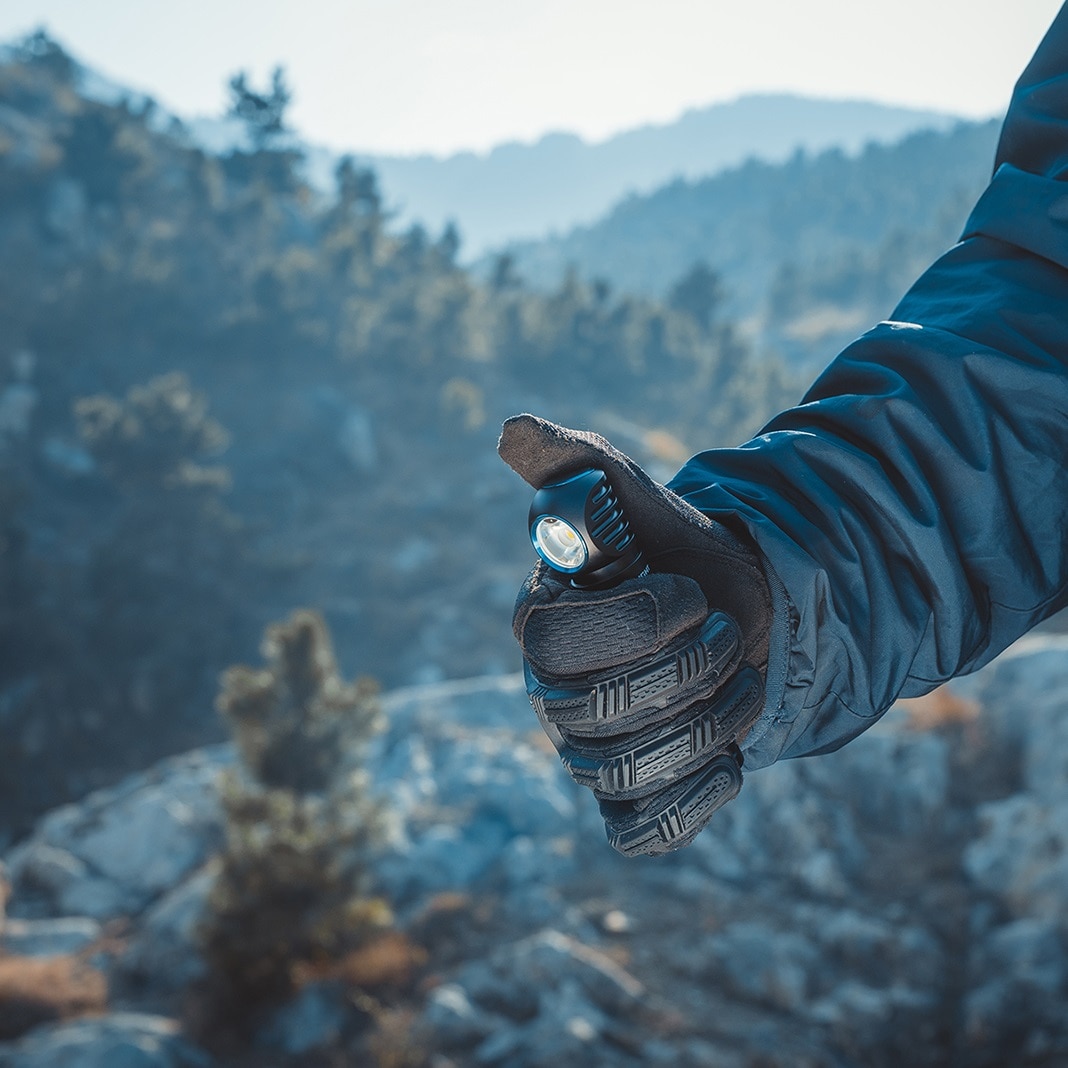 Latarka czołowa i kątowa Olight Perun 2 Cool White Kit Black z opaską - 2500 lumenów