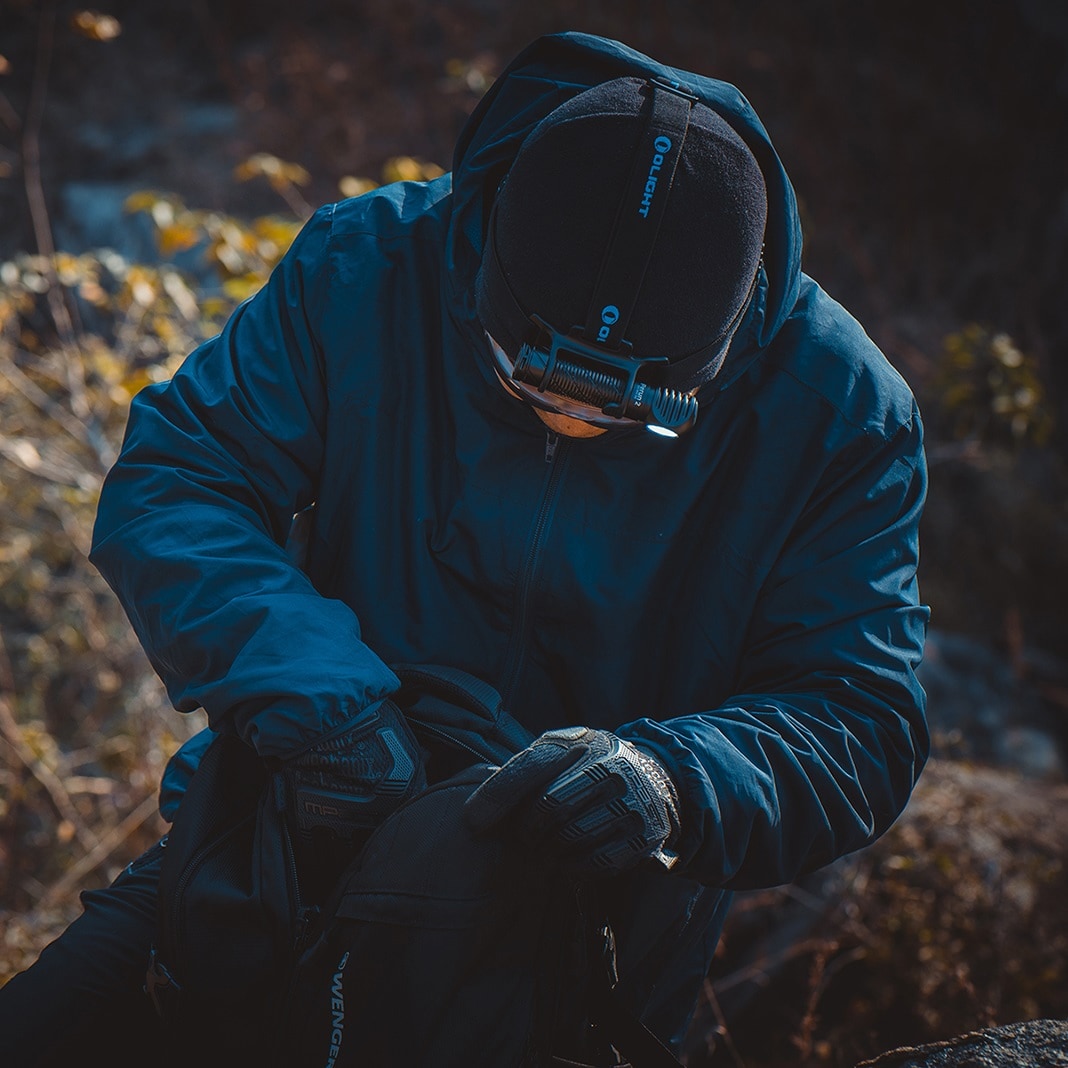 Latarka czołowa i kątowa Olight Perun 2 Cool White Kit Black z opaską - 2500 lumenów