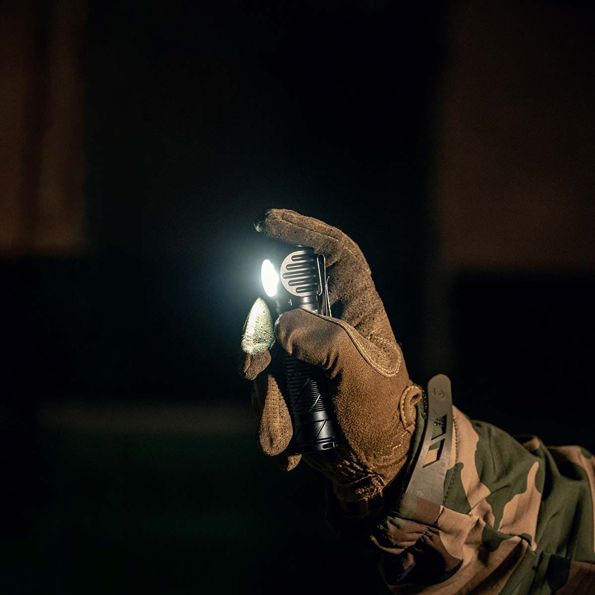 Latarka czołowa i kątowa Olight Perun 2 Cool White Kit Black z opaską - 2500 lumenów