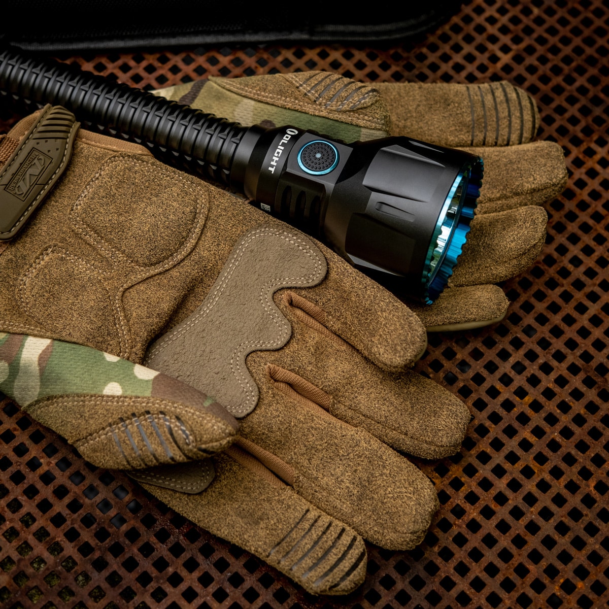 Latarka taktyczno-poszukiwawcza Olight Javelot Turbo - zasięg 1300 m