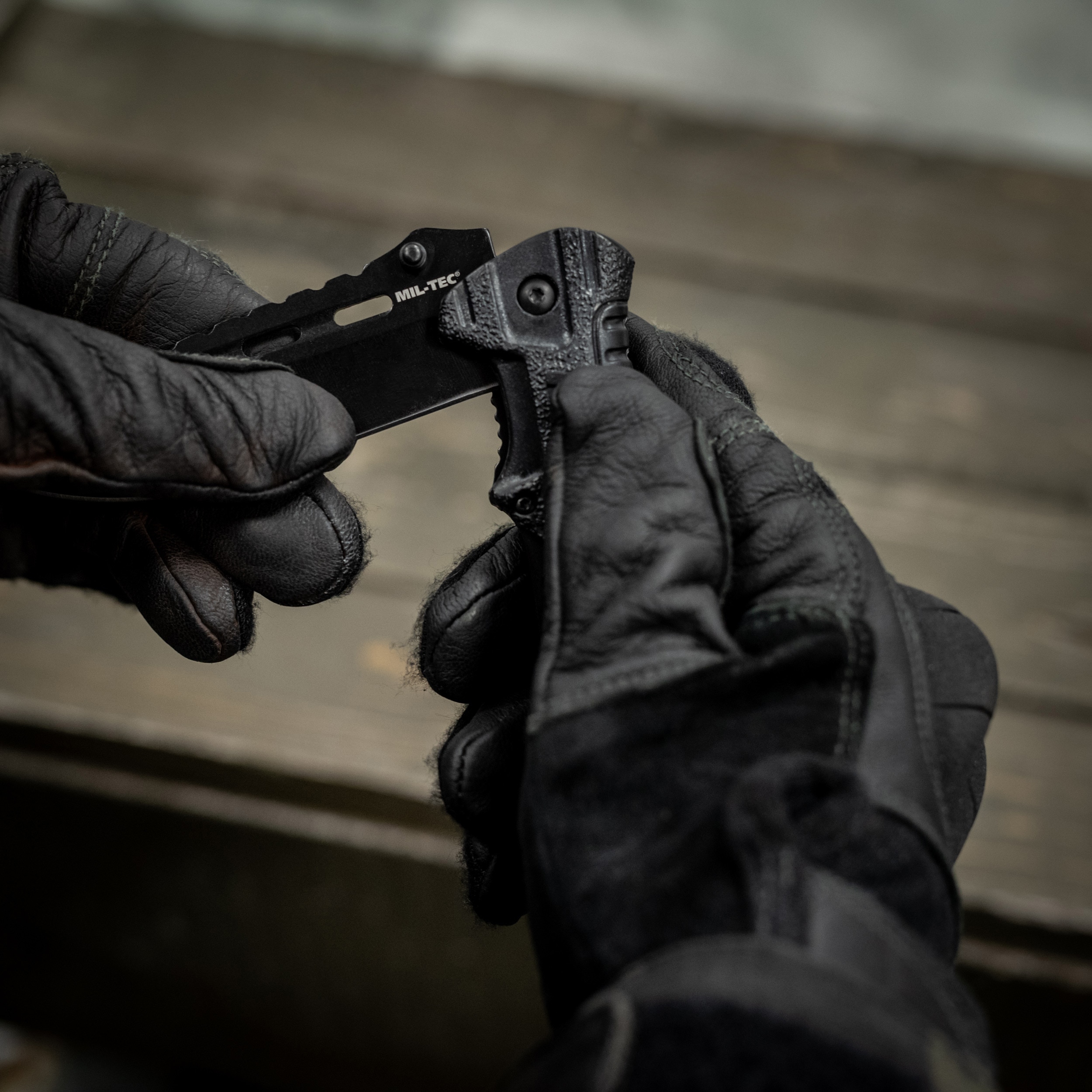 Nóż składany Mil-Tec Paracord z krzesiwem - Black