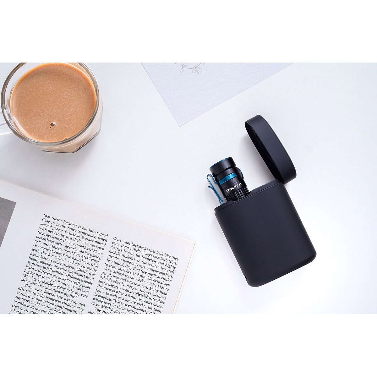 Latarka akumulatorowa Olight Baton 3 Premium Edition Black z bezprzewodowym etui ładującym - 1200 lumenów