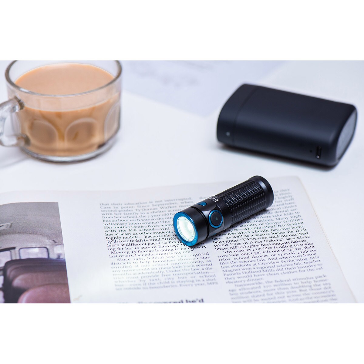 Latarka akumulatorowa Olight Baton 3 Premium Edition Black z bezprzewodowym etui ładującym - 1200 lumenów