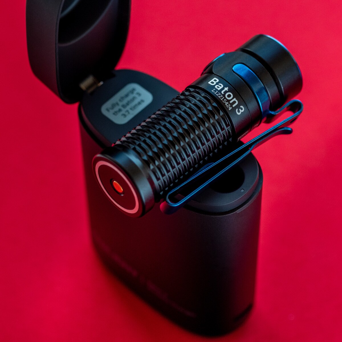 Latarka akumulatorowa Olight Baton 3 Premium Edition Black z bezprzewodowym etui ładującym - 1200 lumenów