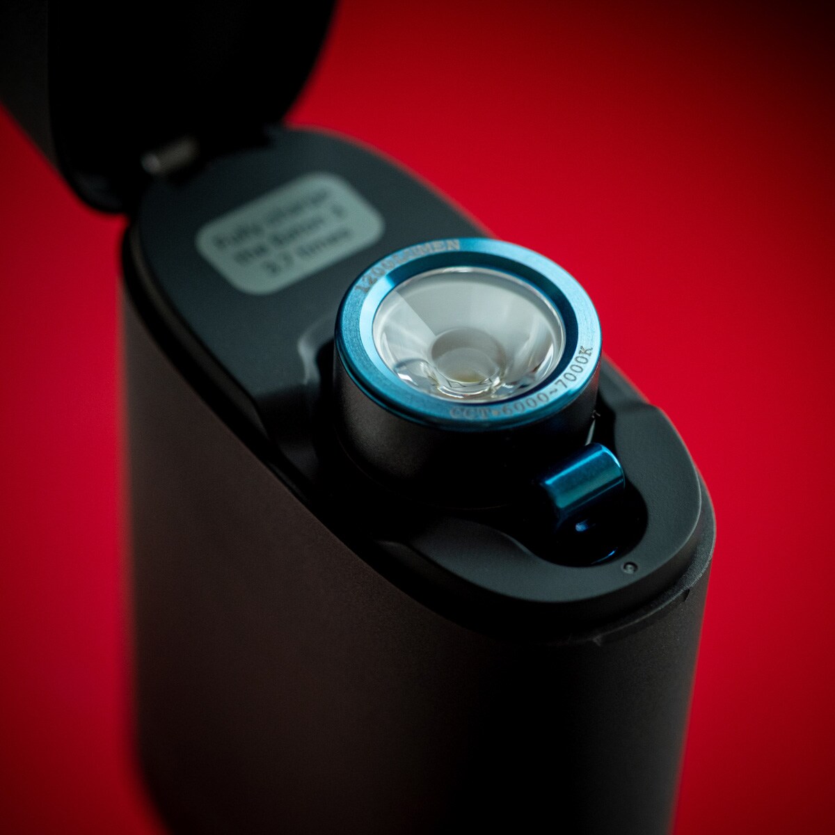 Latarka akumulatorowa Olight Baton 3 Premium Edition Black z bezprzewodowym etui ładującym - 1200 lumenów