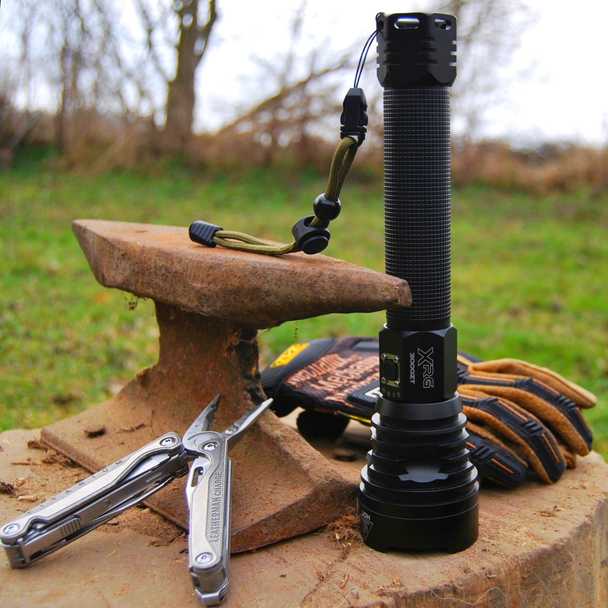 Latarka akumulatorowa XRG 3000 Zoom Thrower - 3000 lumenów