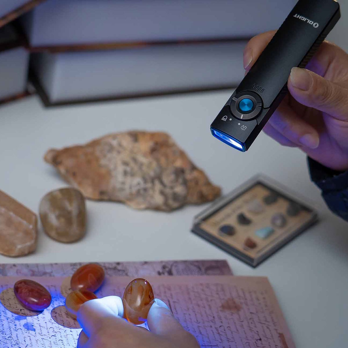 Latarka Olight Arkfeld UV Black - 1000 lumenów