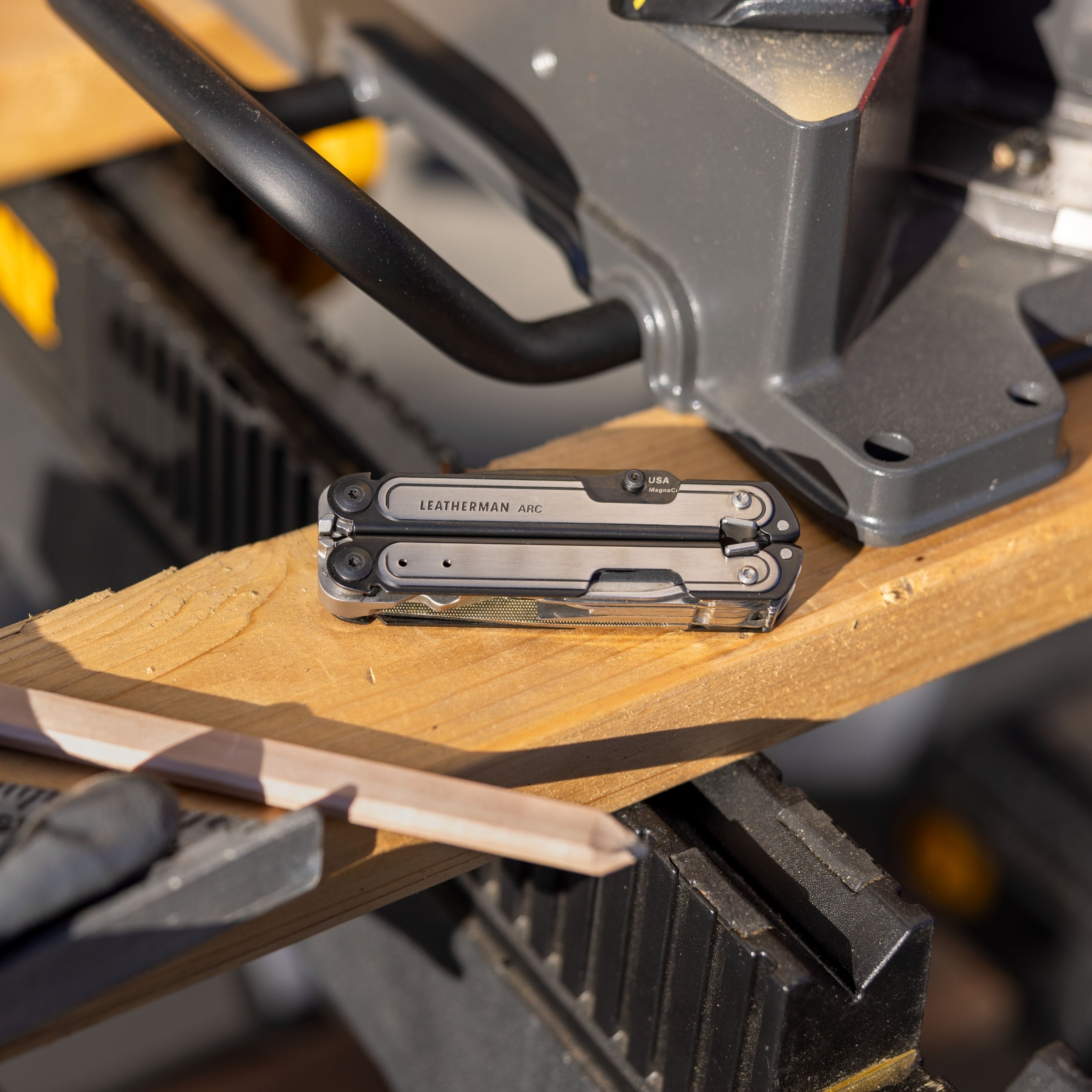 Multitool Leatherman ARC z kaburą