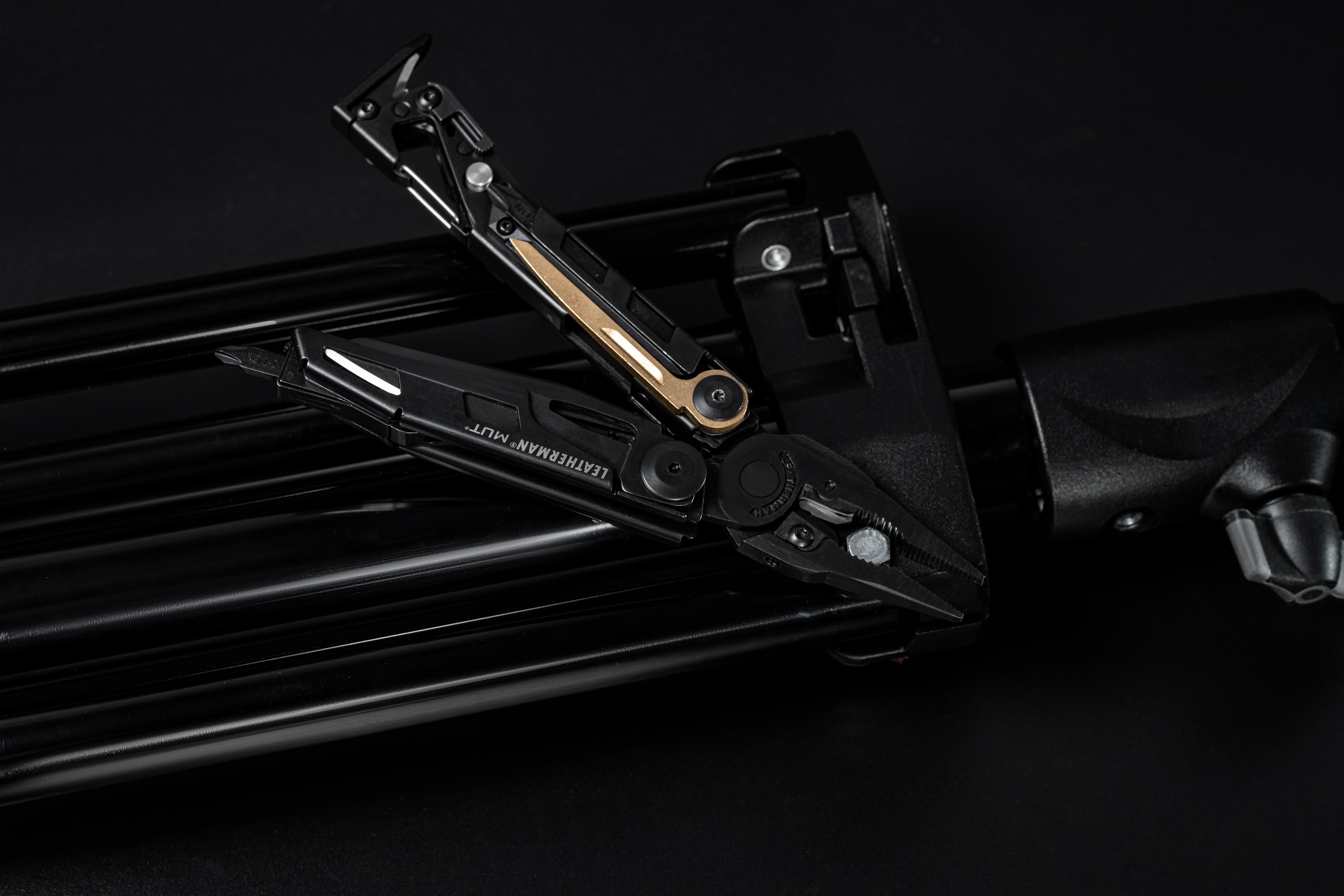 Мультитул Leatherman MUT (833084)