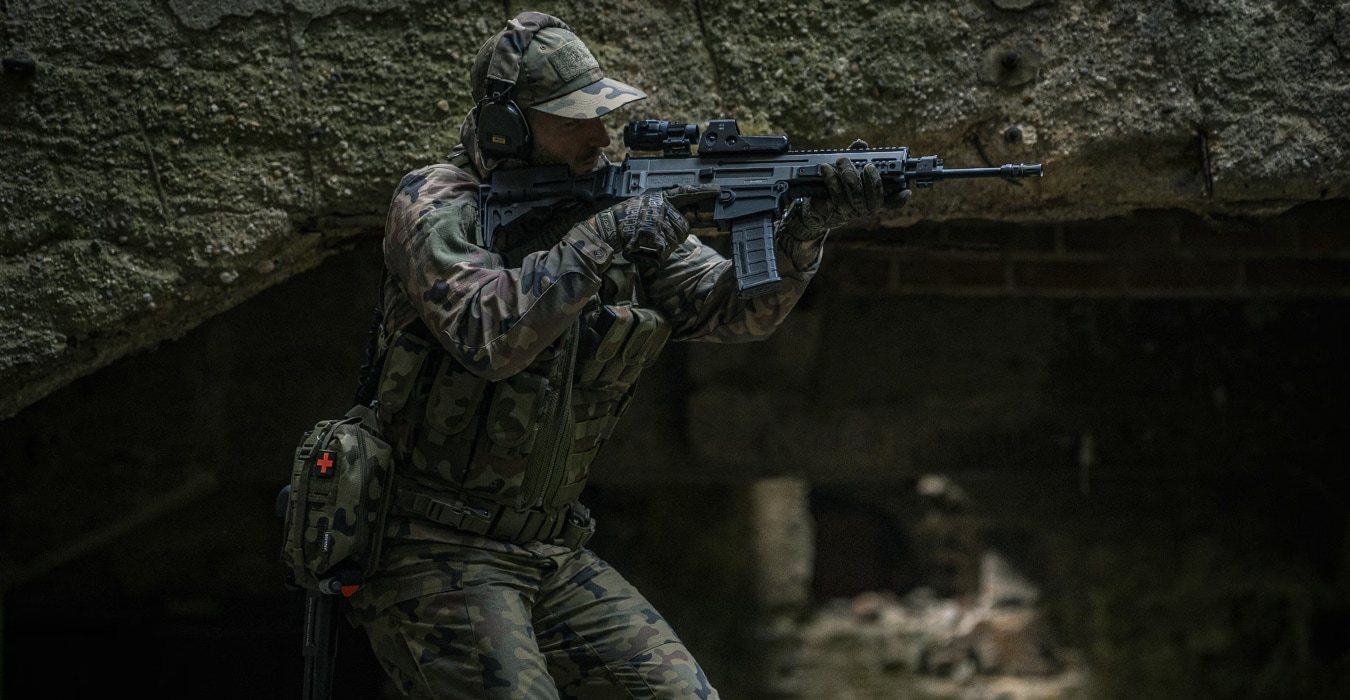 Alfabet wojskowy NATO – tabela, wymowa i zastosowanie 