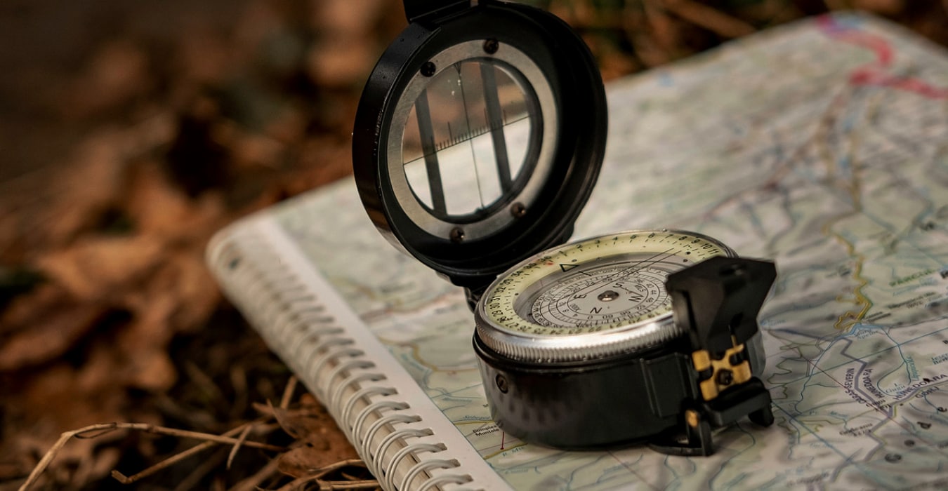 Busola a kompas — co różni te dwa urządzenia nawigacyjne?