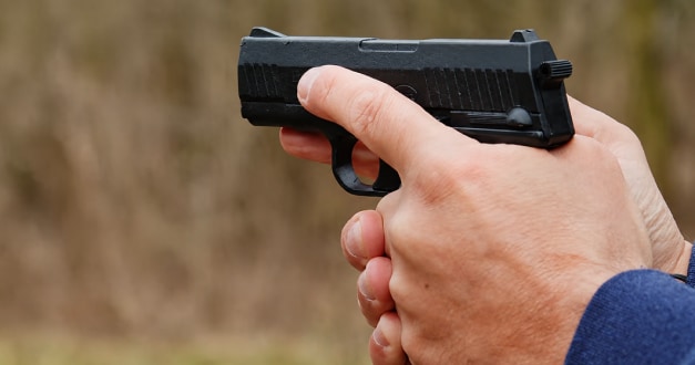 Czy można nosić przy sobie pistolet hukowy? Przepisy i najważniejsze informacje 