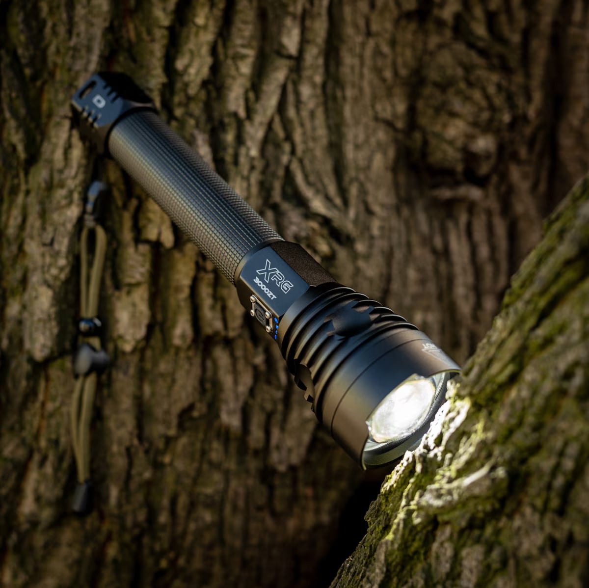 Na zdjęciu jest latarka akumulatorowa XRG 3000 Zoom Thrower - 3000 lumenów